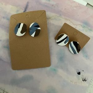 Fun blue, brown and white oval post earrings.